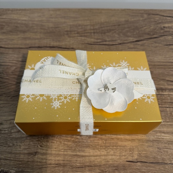 Chanel White and Gold Accessory Set - Picture 8 of 8